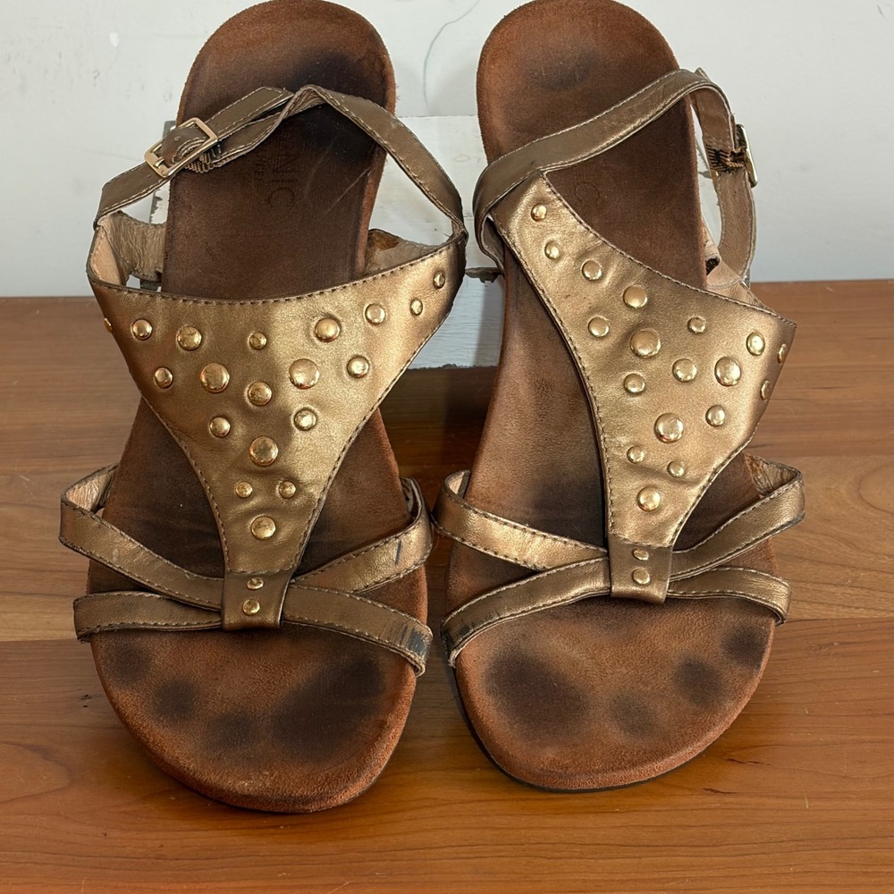 Vionic Catarina Bronze Metallic Studded Wedge Sandals Womens 9 TVW4079